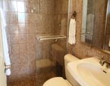 South queen bedroom bath